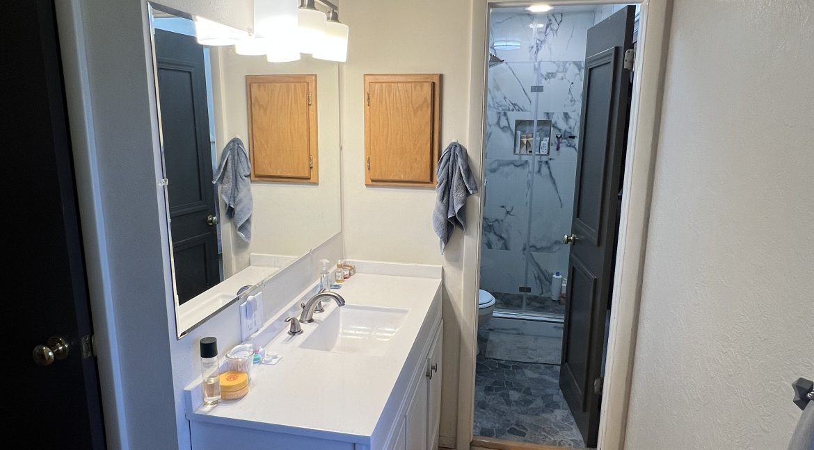 11Master bdrm bath